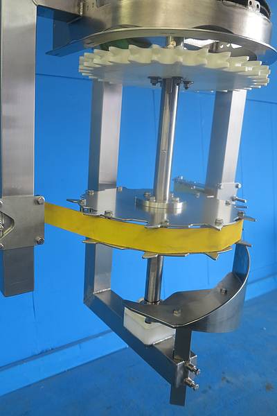 Bird Unloader for offloading whole bird carcasses